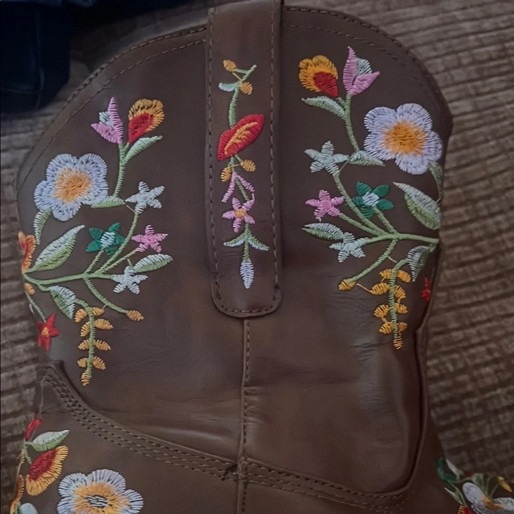 Brown Heeled Short Boots with Floral Embroidery - Picture 3 of 4
